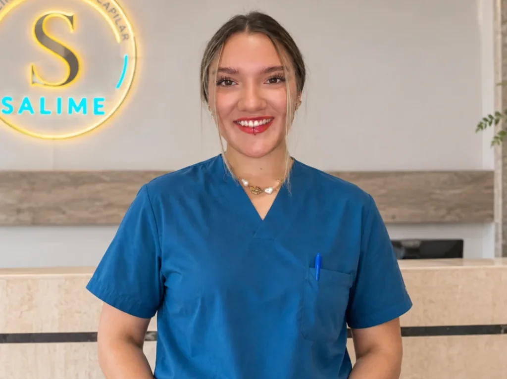 Sara sonriente mirando cámara con el pijama de esteticista